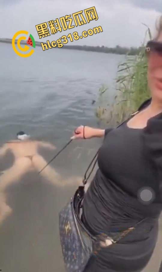 调教男奴最爽玩法，绳子栓鸡巴上下河游泳，这是遛鸟还是遛狗，不得不佩服老外的调教手段 ！-1