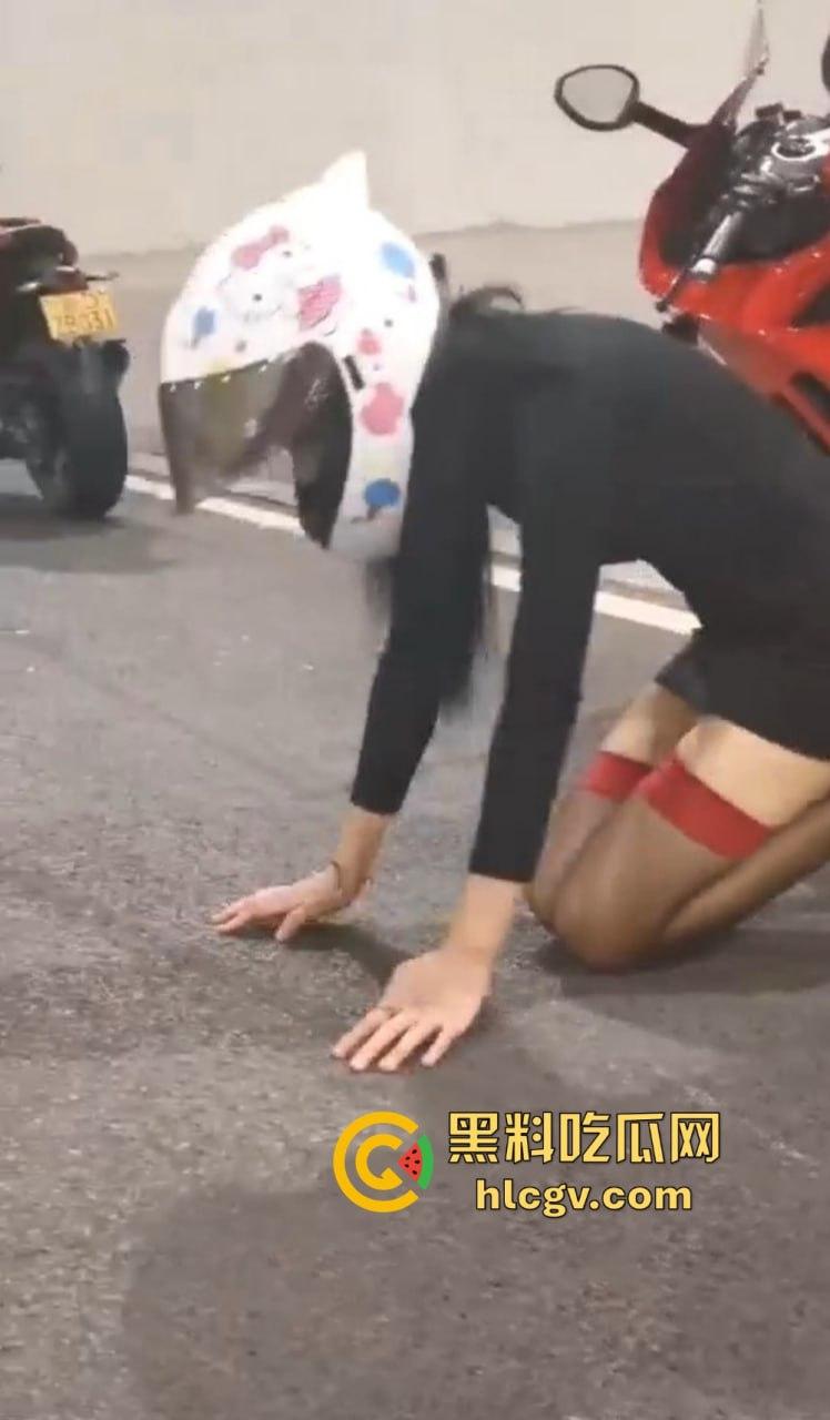 机车媛写真为流量拼命!杜卡迪一震白带外流,跪地当狗摆拍简直骚出新高度!-4