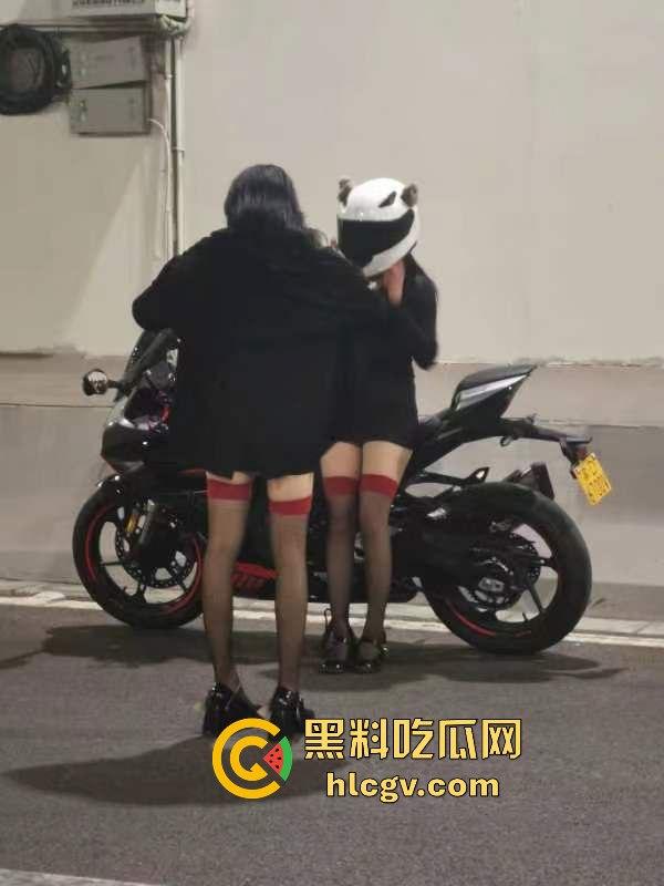 机车媛写真为流量拼命!杜卡迪一震白带外流,跪地当狗摆拍简直骚出新高度!-8