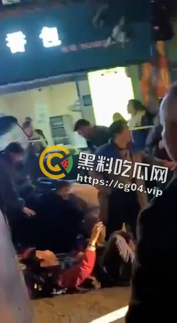 热瓜速递！12月13日晚四川资阳安岳县公车事故现场画面 多名学生和家长受伤 医院正在抢救 伤亡暂未公布-4