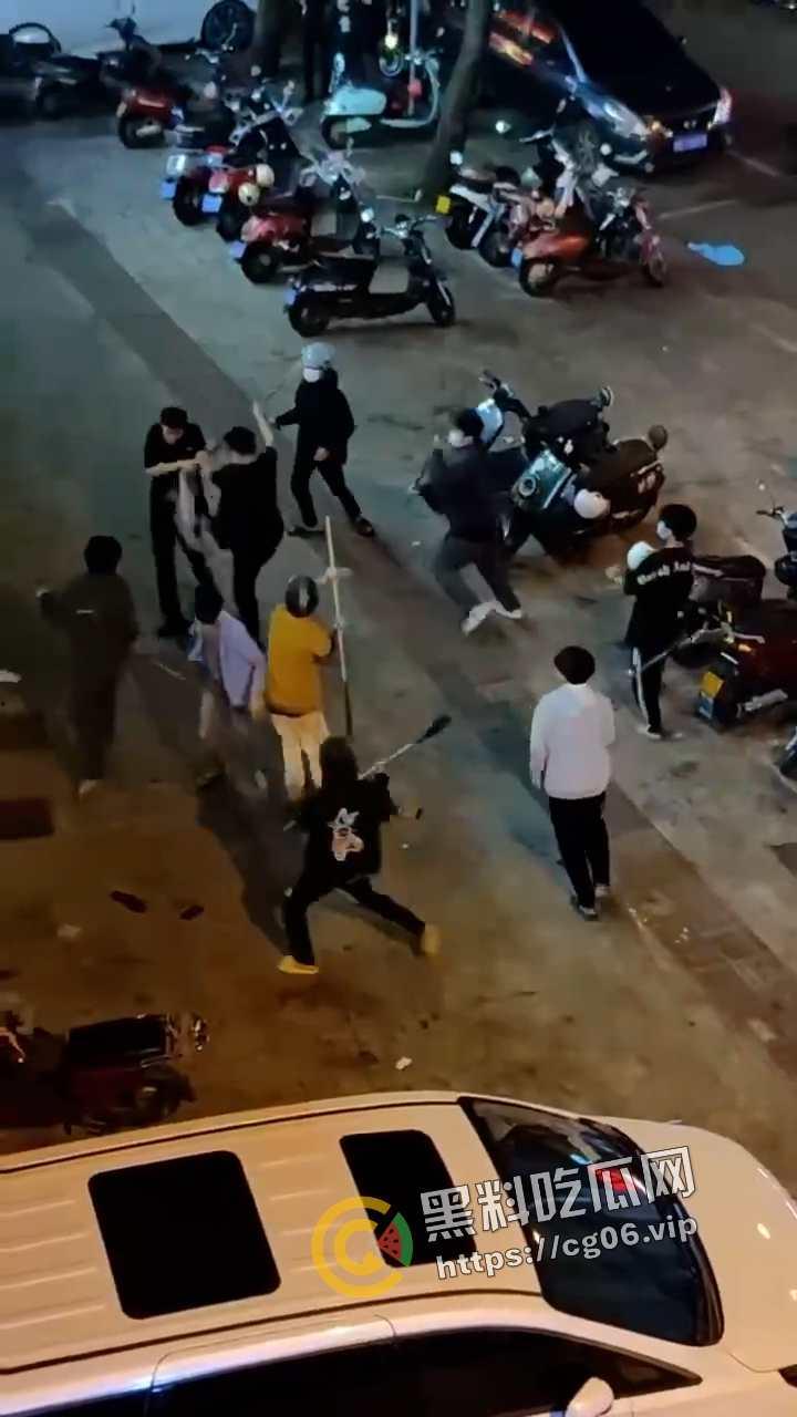 海南三亚商品街精神小伙再闹事!大砍刀抡起来就砍 警察劝架连警察都干 现场画面热血沸腾-2