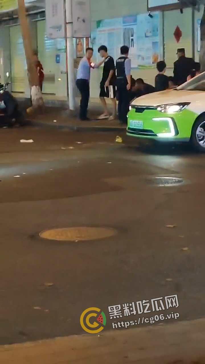 海南三亚商品街精神小伙再闹事!大砍刀抡起来就砍 警察劝架连警察都干 现场画面热血沸腾-4