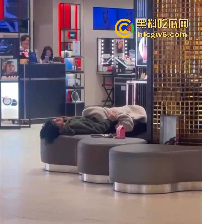 小情侣在商场专柜前刺激吃鸡口交 柜姐全程偷拍偷笑 笑的十分猥琐是也想被操了吗？-4