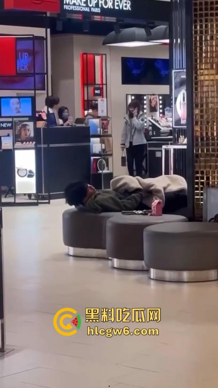 小情侣在商场专柜前刺激吃鸡口交 柜姐全程偷拍偷笑 笑的十分猥琐是也想被操了吗？-7