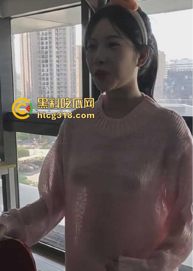 国内乒乓球媛转战海外抖音,G杯大奶真空打乒乓球,两颗奶子若隐若现,吸引大量粉丝驻足围观。-6