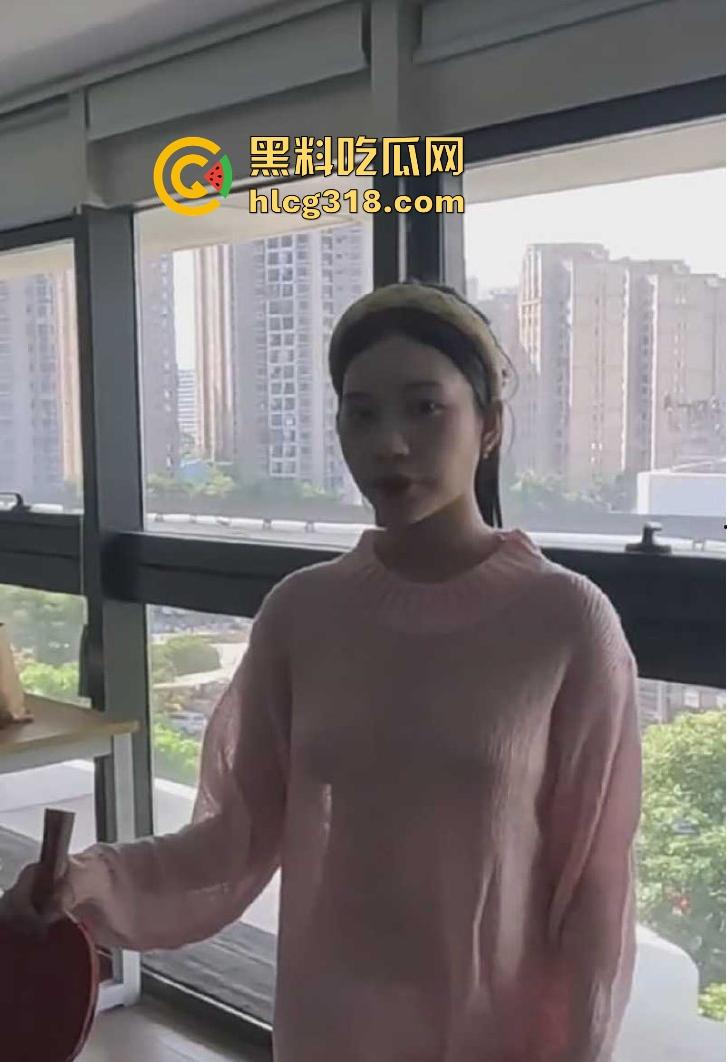 国内乒乓球媛转战海外抖音,G杯大奶真空打乒乓球,两颗奶子若隐若现,吸引大量粉丝驻足围观。-7