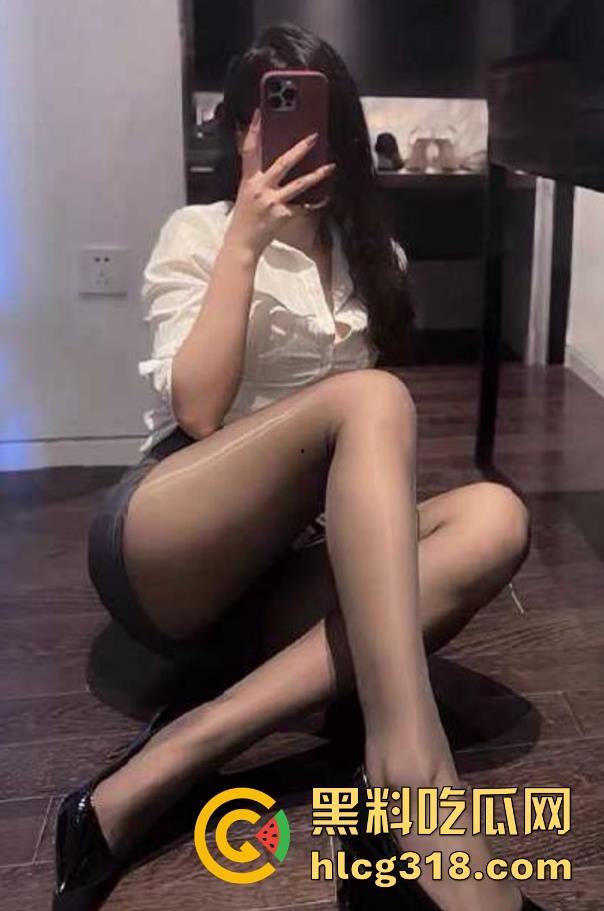 海角乱伦!背着小姨子在厕所跟老妈乱伦, 小姨在房间玩手机,一墙之隔无比刺激!-1