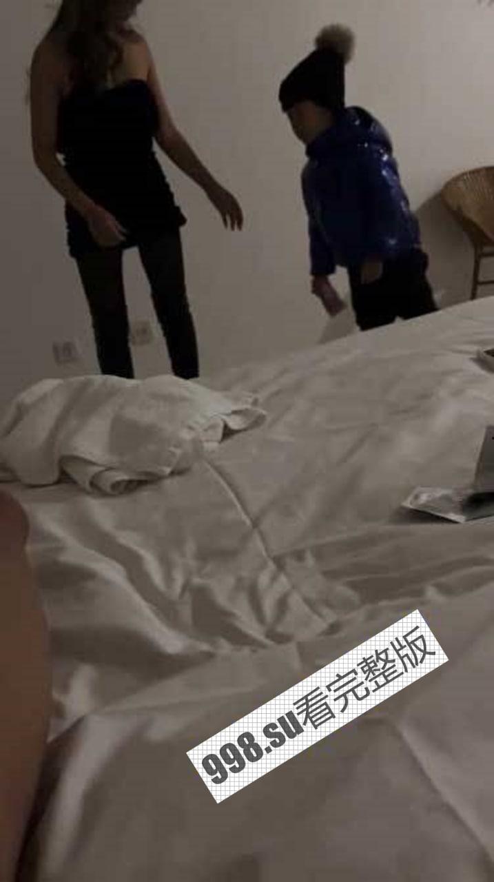 生活不易!山东青岛 极品妈妈带着儿子出来卖 一边挨操 儿子在一边捣乱-1