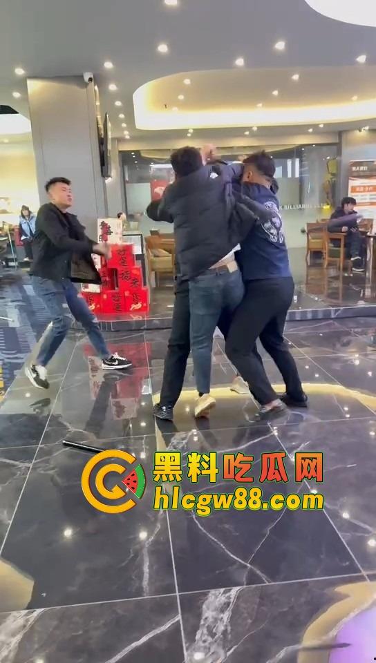 石家庄台球厅惊现羞耻格斗,3个小壮年打架上头 不光揍人 还直接扒裤子 多少有点冒昧了吧?-1