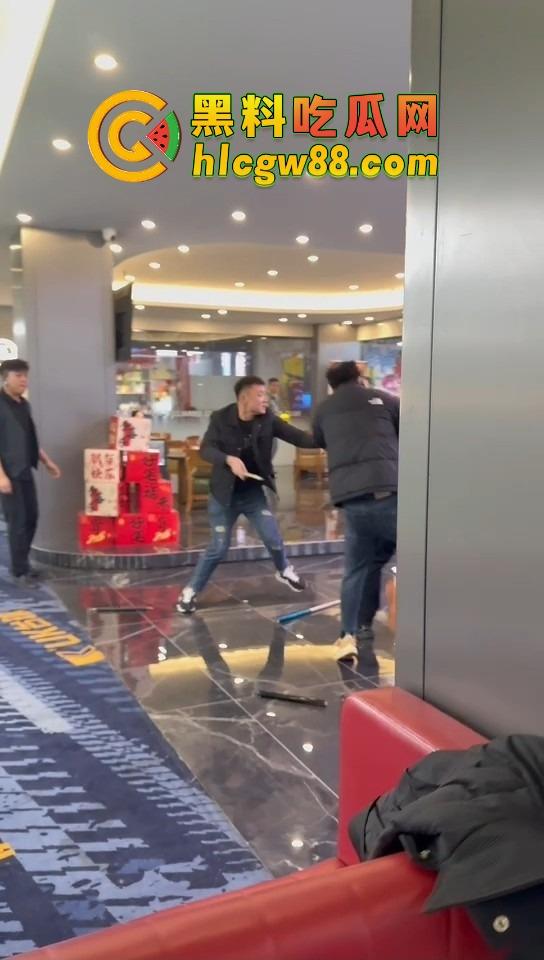 石家庄台球厅惊现羞耻格斗,3个小壮年打架上头 不光揍人 还直接扒裤子 多少有点冒昧了吧?-2