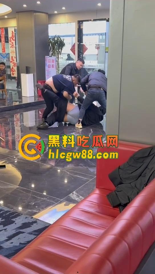 石家庄台球厅惊现羞耻格斗,3个小壮年打架上头 不光揍人 还直接扒裤子 多少有点冒昧了吧?-4
