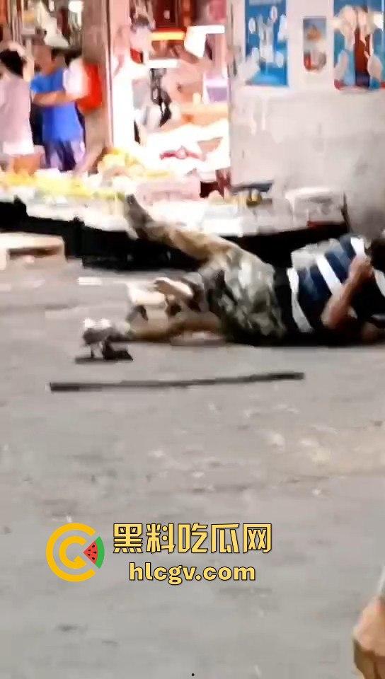 广东菜市场两个加起来100岁的大爷大妈打得不亦乐乎！年纪不小了火气还挺大！-7
