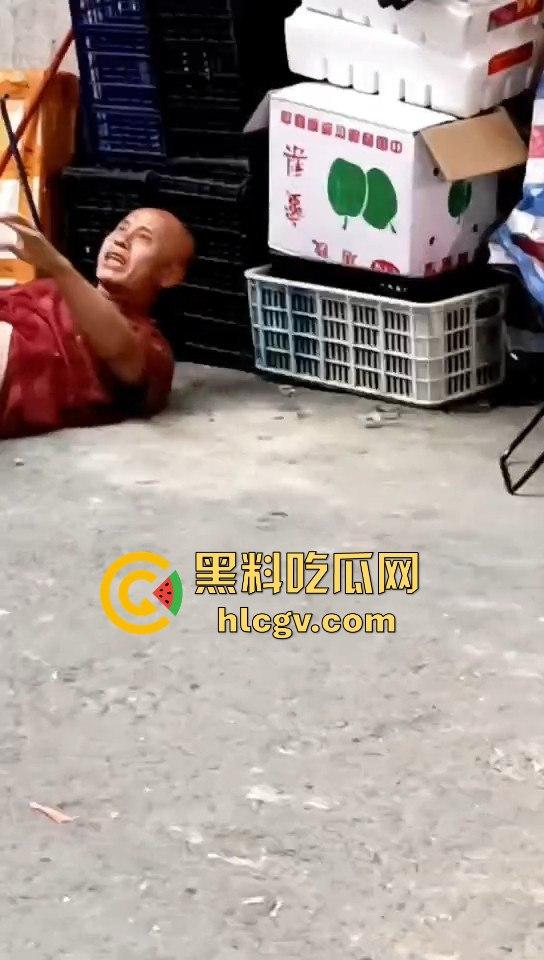 广东菜市场两个加起来100岁的大爷大妈打得不亦乐乎！年纪不小了火气还挺大！-10