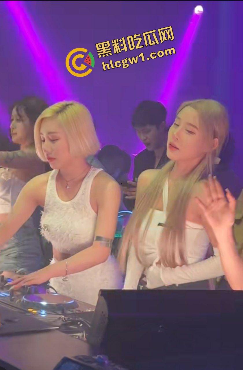 抖音重庆奥斯卡酒吧反差舞女【沈津津】下班回家发骚 全裸自拍洗澡搓奶 独家流出!-3