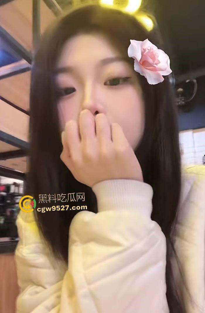 湖南花垣【杨静静】自拍喷水!刚毕业大学生被男友手插潮吹,骑乘鸡巴说是自己骑单车练的!-2