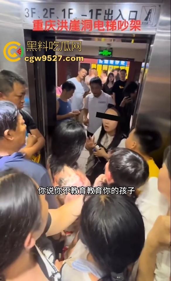 重庆洪崖洞电梯吵架,小孩大战中年老登,老登倚老卖老插队,小孩看不惯直接对骂,该有人出手治一下这些老东西了!-7