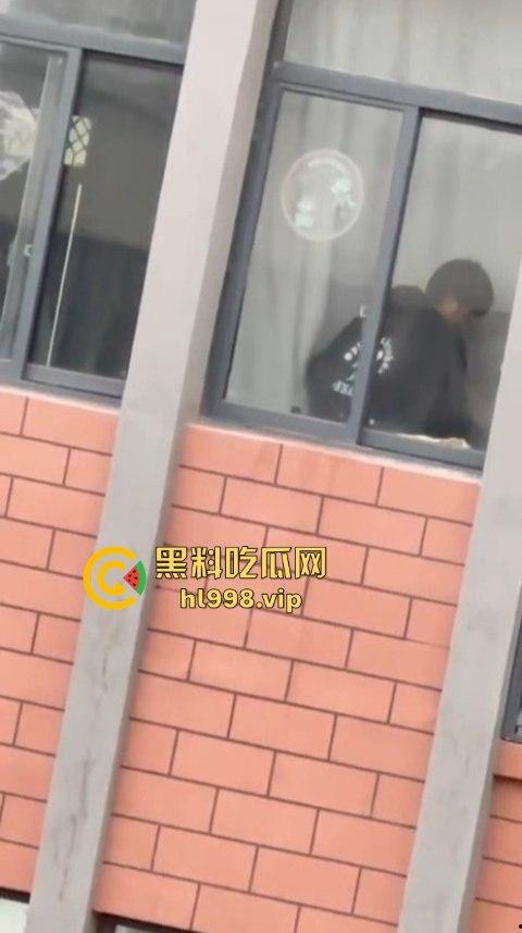 宁波三中小情侣教室帘后偷情!男友午休抓紧时间快枪上阵,被对面拍个正着!-5