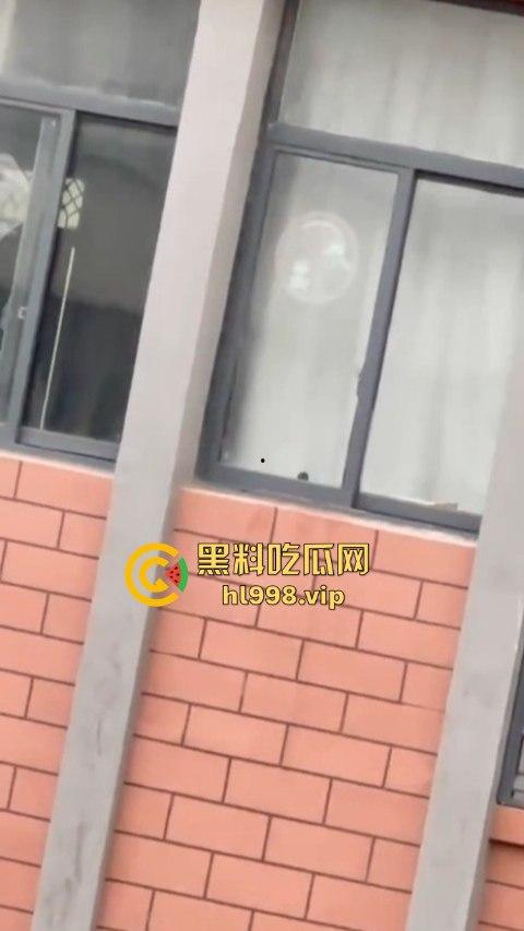 宁波三中小情侣教室帘后偷情!男友午休抓紧时间快枪上阵,被对面拍个正着!-8
