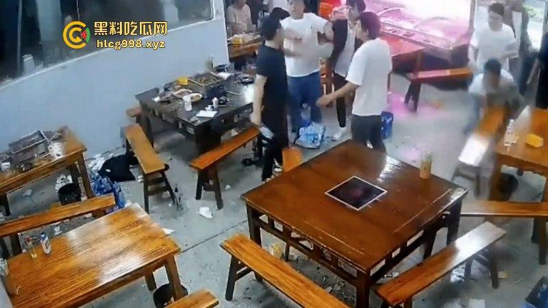 看什么看!男子吃饭时偷瞄了一眼隔壁桌的丝袜妹被群殴 场面看着真吓人!-2