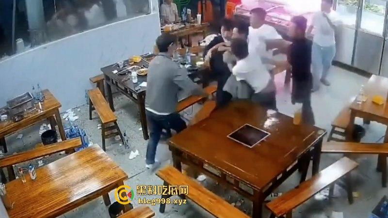 看什么看!男子吃饭时偷瞄了一眼隔壁桌的丝袜妹被群殴 场面看着真吓人!-5