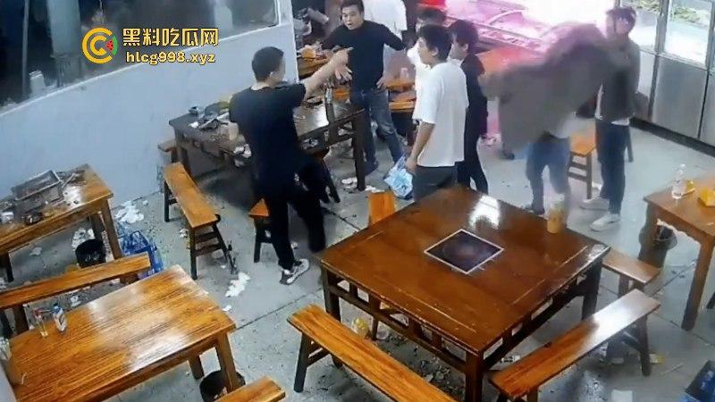 看什么看!男子吃饭时偷瞄了一眼隔壁桌的丝袜妹被群殴 场面看着真吓人!-6