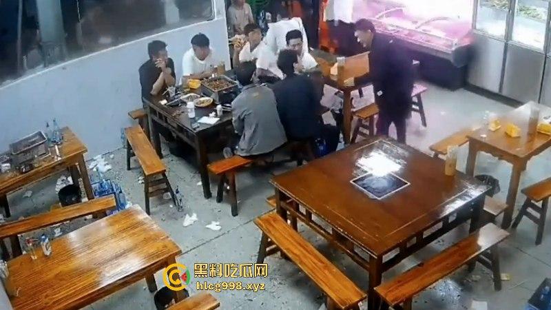 看什么看!男子吃饭时偷瞄了一眼隔壁桌的丝袜妹被群殴 场面看着真吓人!-8