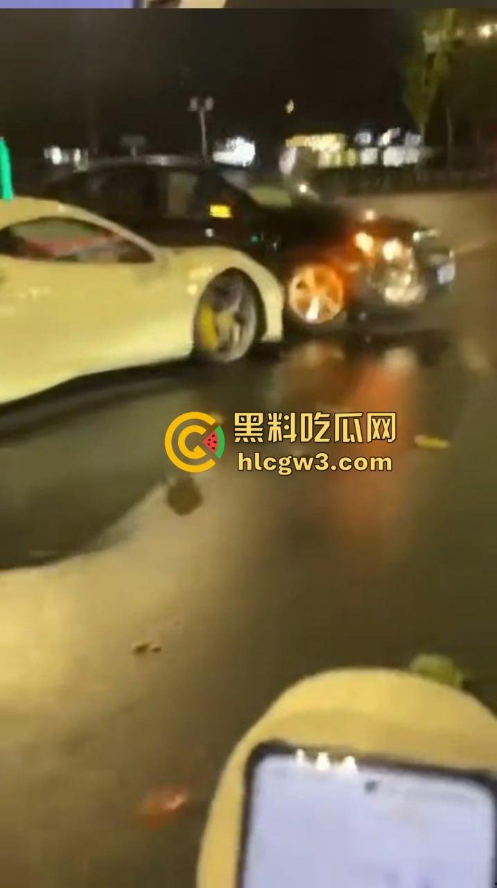 嘉兴海盐百货门口突发车祸!法拉利与斯柯达激烈碰撞,气囊齐爆损失惨重,维修账单成谜!-3