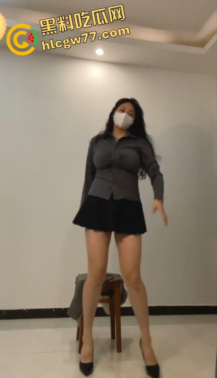 表姐骚片直怼上司,情趣制服露脸给表弟看,这是升职还是乱伦局?-1