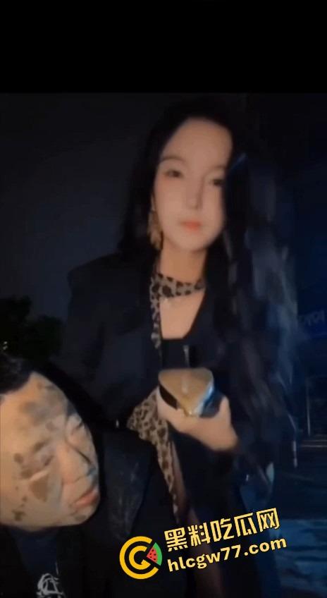 西安调教女皇【洋洋】大街遛狗男 M男舔鞋跟舔到喘 路人围观还被骂 笑疯了!-6