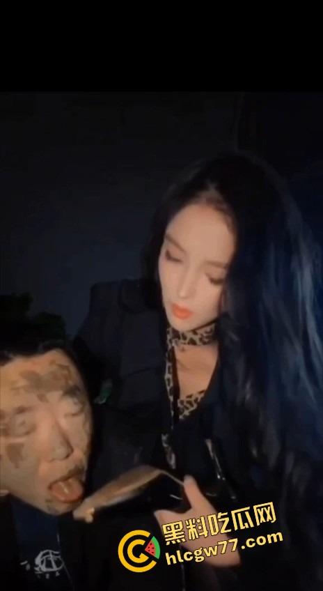 西安调教女皇【洋洋】大街遛狗男 M男舔鞋跟舔到喘 路人围观还被骂 笑疯了!-7