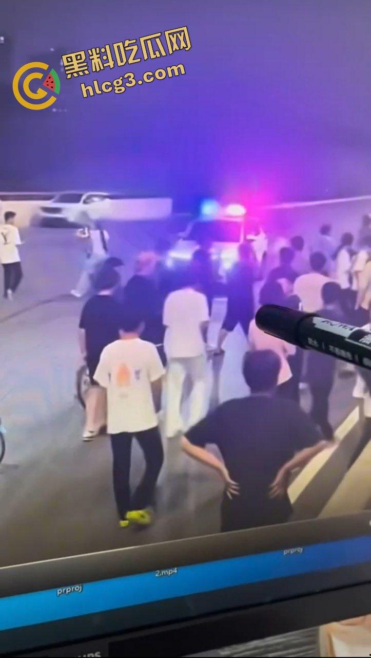 擒拿事件!便衣民警混入人群 捉拿 改装电动车精神小伙!直接无处遁形!-3