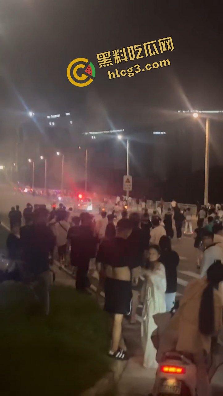 擒拿事件!便衣民警混入人群 捉拿 改装电动车精神小伙!直接无处遁形!-4