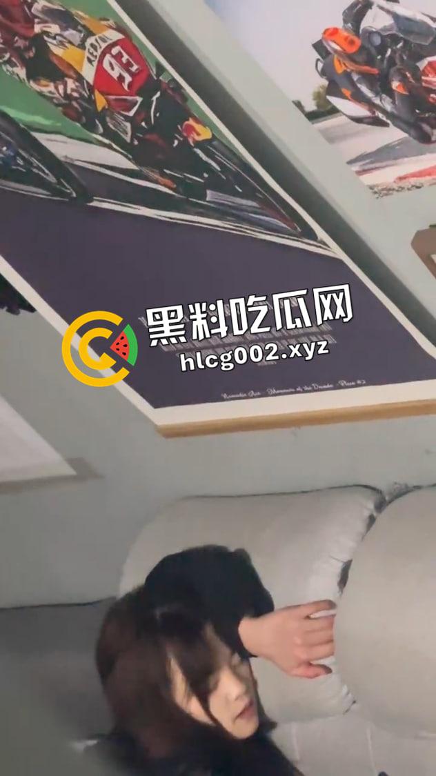 西安东郊摩托车俱乐部大瓜！ 店内小妹和老板没等客人走就开干 妹妹在沙发上疯狂被怼 现场偷拍视频流出-3