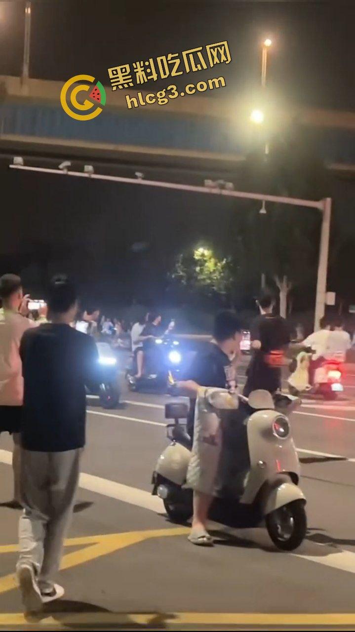 擒拿事件!便衣民警混入人群 捉拿 改装电动车精神小伙!直接无处遁形!-5