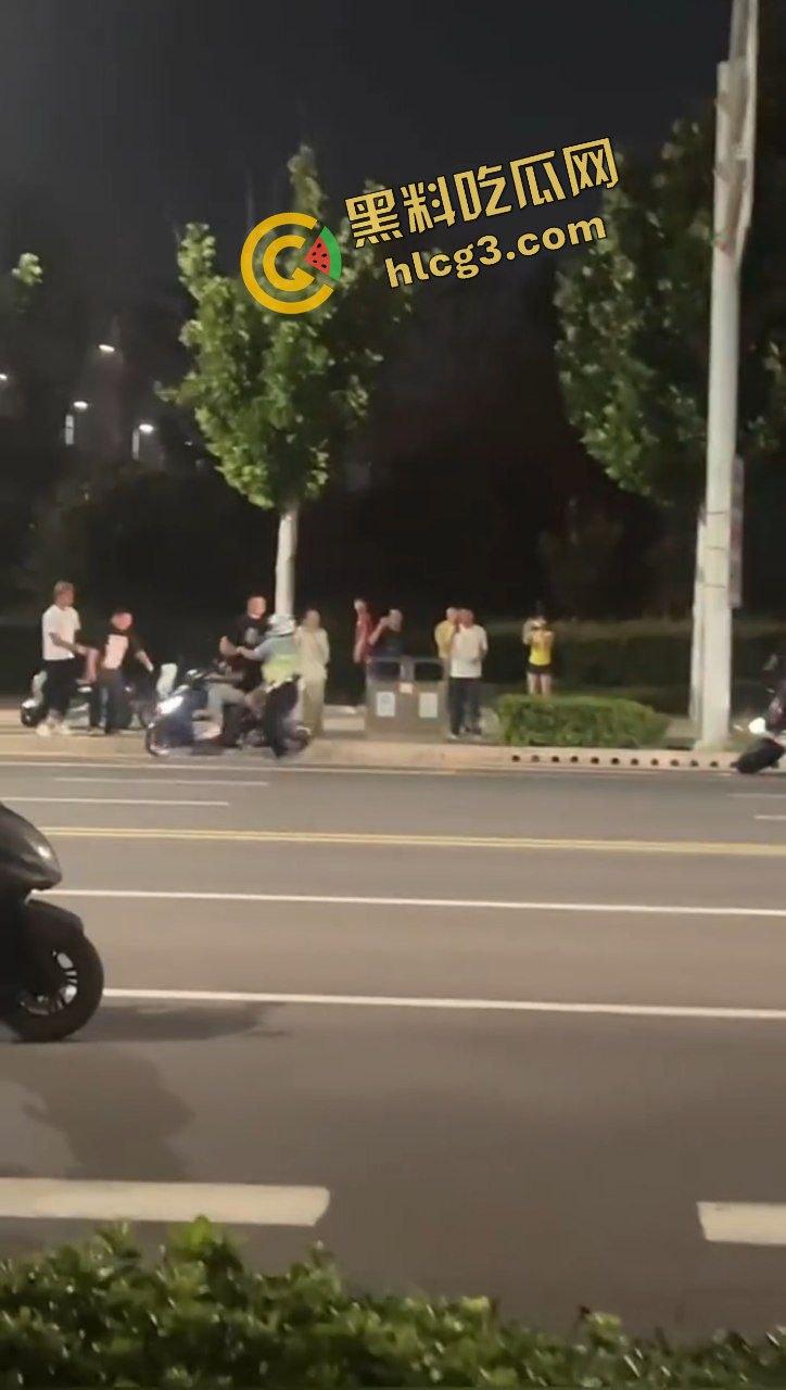 擒拿事件!便衣民警混入人群 捉拿 改装电动车精神小伙!直接无处遁形!-6