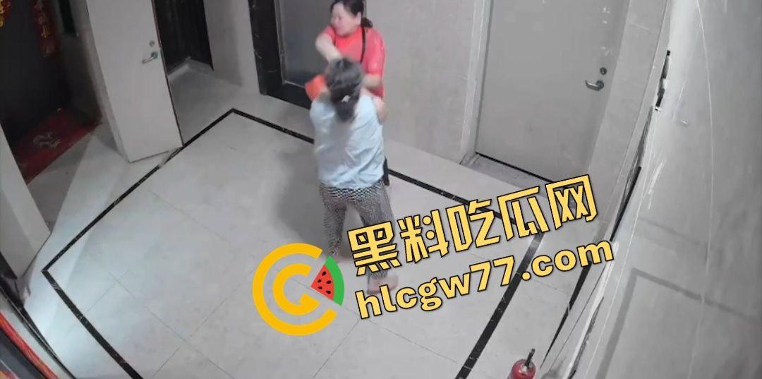 青岛阳光水岸疯老太夜袭邻居,老人被揍成猪头,监控曝变态暴行!-1