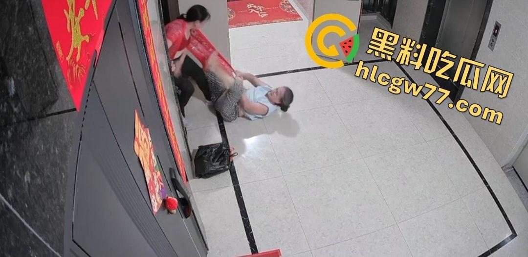 青岛阳光水岸疯老太夜袭邻居,老人被揍成猪头,监控曝变态暴行!-3