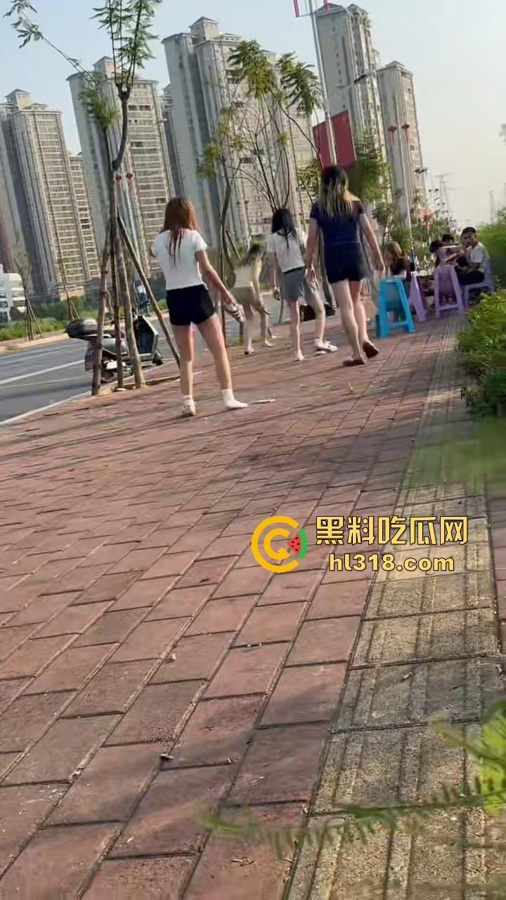 最爱看女人打架了,打得确实够猛,直接一群姐妹围上去,一个酒瓶子疯狂敲,旁边男的都看呆了!-7