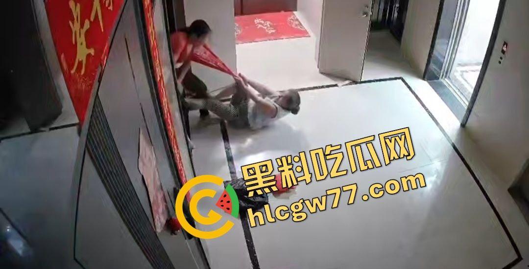 青岛阳光水岸疯老太夜袭邻居,老人被揍成猪头,监控曝变态暴行!-4