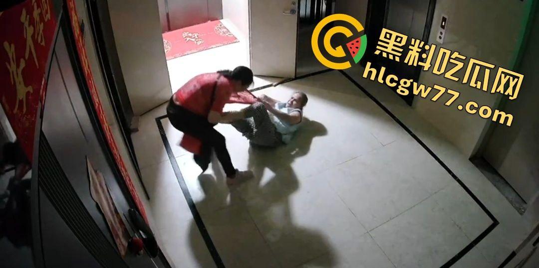 青岛阳光水岸疯老太夜袭邻居,老人被揍成猪头,监控曝变态暴行!-7
