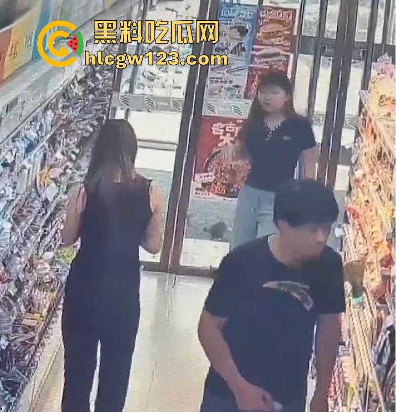 超市惊现安踏变态男!在嫩妹面前盯着蜜臀 掏鸡巴狂甩 变态露出癖好令人瞠目!-3