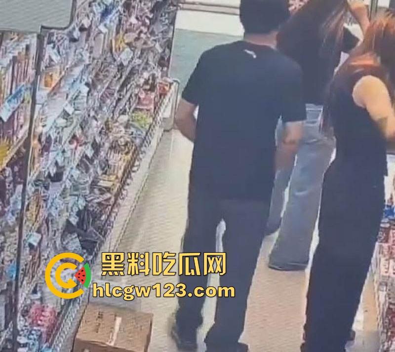 超市惊现安踏变态男!在嫩妹面前盯着蜜臀 掏鸡巴狂甩 变态露出癖好令人瞠目!-7