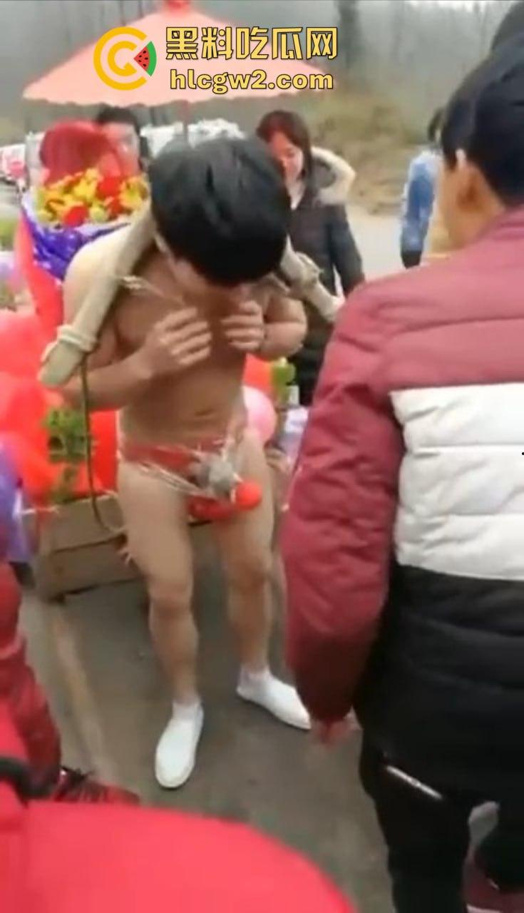 冬天也阻挡不了婚闹骚操作!新郎光着身子拉新娘,挡部麦克风延长到笑裂!-1