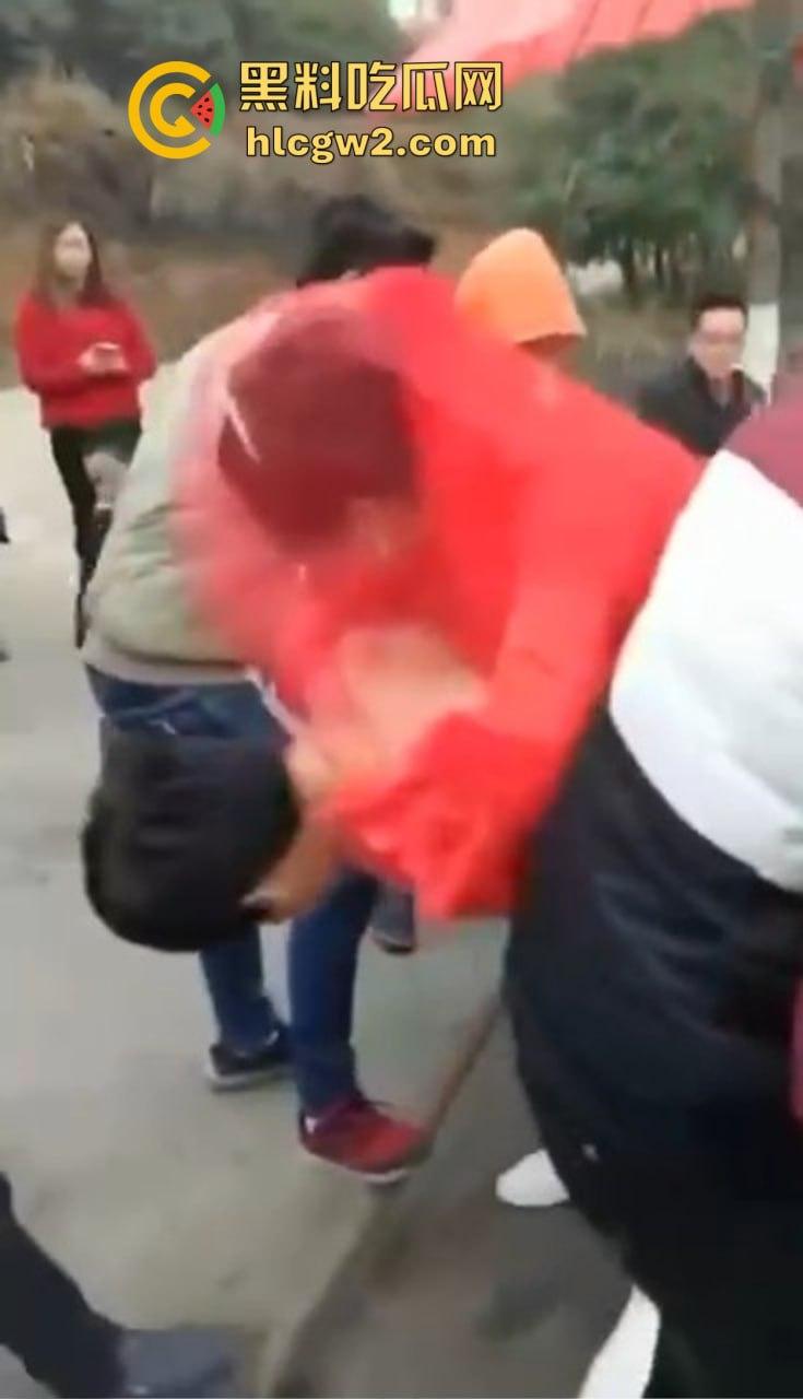 冬天也阻挡不了婚闹骚操作!新郎光着身子拉新娘,挡部麦克风延长到笑裂!-2