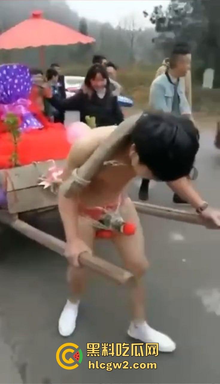 冬天也阻挡不了婚闹骚操作!新郎光着身子拉新娘,挡部麦克风延长到笑裂!-3