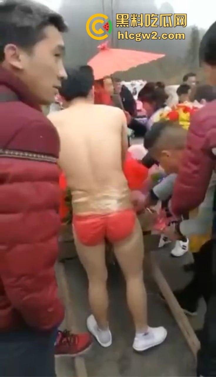 冬天也阻挡不了婚闹骚操作!新郎光着身子拉新娘,挡部麦克风延长到笑裂!-4