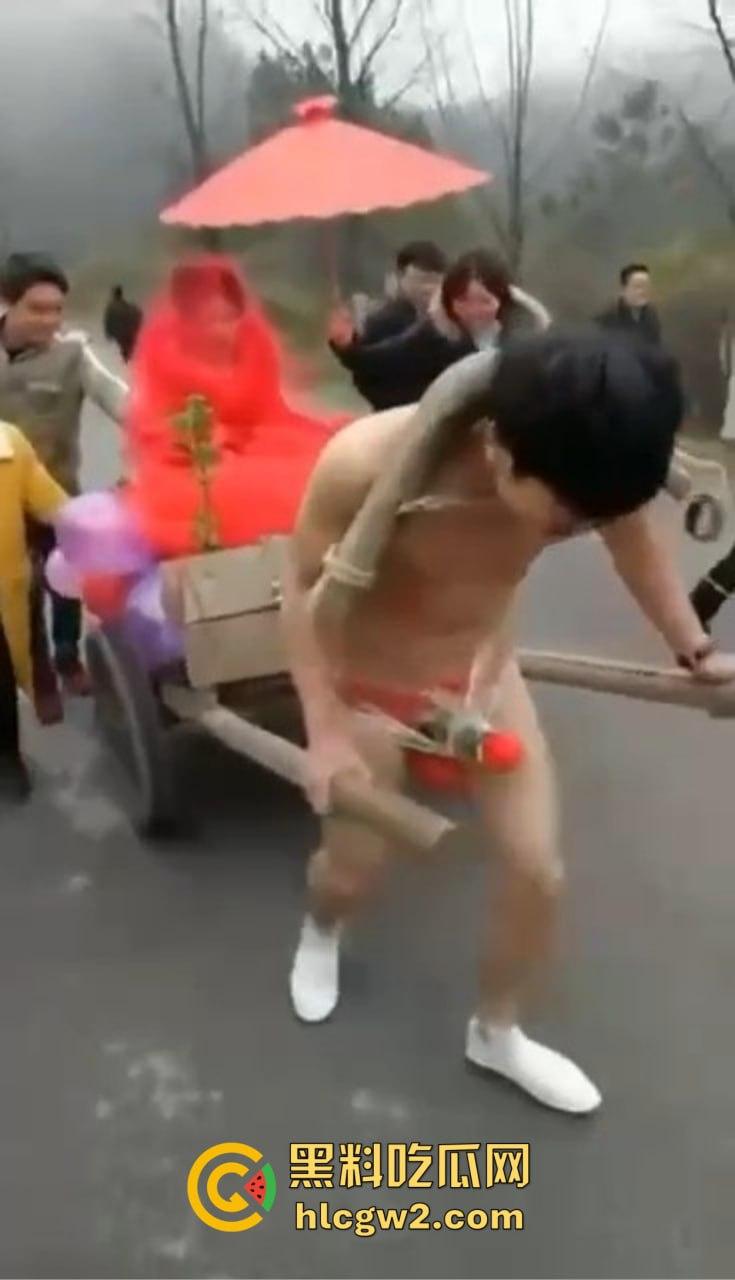 冬天也阻挡不了婚闹骚操作!新郎光着身子拉新娘,挡部麦克风延长到笑裂!-5