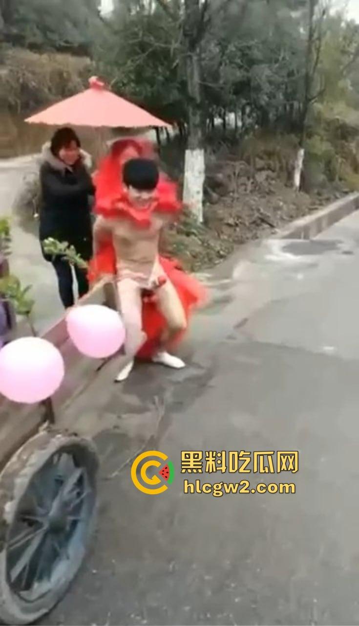 冬天也阻挡不了婚闹骚操作!新郎光着身子拉新娘,挡部麦克风延长到笑裂!-6