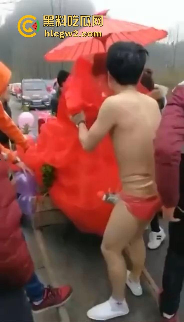 冬天也阻挡不了婚闹骚操作!新郎光着身子拉新娘,挡部麦克风延长到笑裂!-7