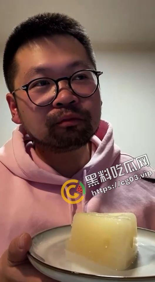 毁三观！精液爱好者收集来自十几个朋友150毫升的精液做成自己的生日蛋糕-7